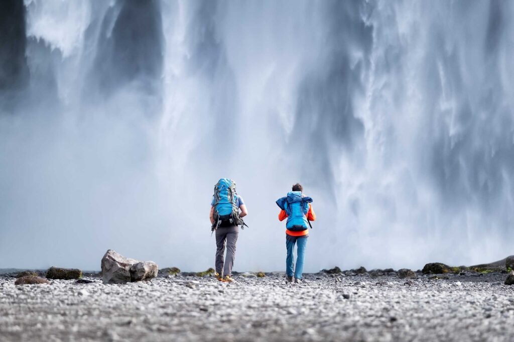 icelandic-travelers-on-skogafoss-waterfall-in-the-JFPSJA8.jpg